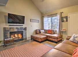 Manitou Springs Condo with Hammock and Mtn Views!, hotelli kohteessa Manitou Springs