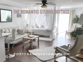Romantic Studio Cottage, מלון בLambton Shores