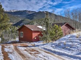 Secluded Divide Cabin with Hot Tub and Gas Grill!, loma-asunto kohteessa Midland