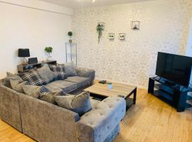 Modern 2 Bed Apartment, Close to Gla Airport & M8, feriebolig i Paisley