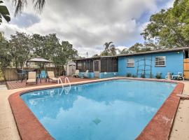 Tropical Palm Harbor Retreat with Lanai and Patio!, hotel with parking in Palm Harbor