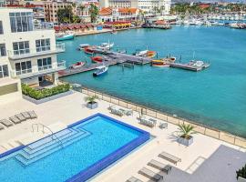 Luxury condo with infinity pool & ocean view, aparthotel em Oranjestad