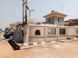 Room in Lodge - Choice Gate Hotel SuitesPresidential Suite for 6, hotel in Benin City