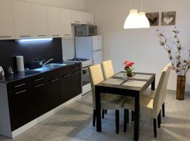 Várlak Apartman、Dinnyésのホテル