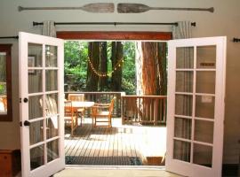 Little Red House Plus! Redwoods! Hot Tub!! BBQ Grill! Fast WiFi! Near Golf Course!! Dog Friendly!, Hotel in Guerneville