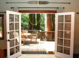 Little Red House Plus! Redwoods! Hot Tub!! BBQ Grill! Fast WiFi! Near Golf Course!! Dog Friendly!