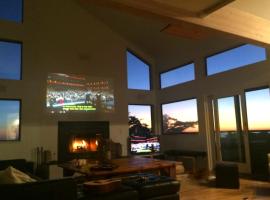 Northern Lights! Hot Tub!! Game Room!! Expansive and Spacious!!, hotell sihtkohas Dillon Beach