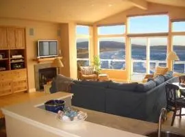 Sea Glass! AMAZING VIEWS!!!! On the Bluff! Walk to Beach! Hot Tub!! BBQ! Fast WiFi! A Dillon Beach Jewel!!!