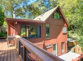 Tree Fort! Redwoods! Hot Tub!! Fire Table!! Google Smart Home!! Fast WiFi!! Dog Friendly!