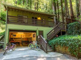 Vino Velo Retreat! Redwoods! Hot Tub!! Fire Table!! BBQ!! Game Room!! Fast WiFi!! Dog Friendly!!, hotel i Guerneville