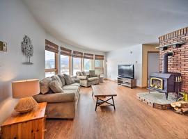 Cozy Catskills Getaway with Yard and Mtn Views!, hôtel spa à Windham