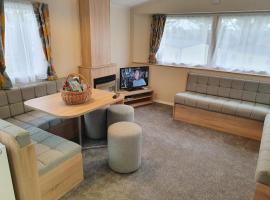 Cozy 3 bedroom Caravan, Sleeps 8, at Parkdean Newquay Holiday Park, готель у місті Ньюкі