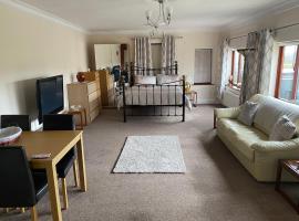 Stunning guest suite with private hot tub, hotel near Newport Golf Club, Rogerstone