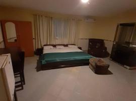 Nelis Lodge, hotel v mestu Takoradi