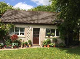 Mews with garden views, hotel perto de Haroldstown Dolmen, Carlow