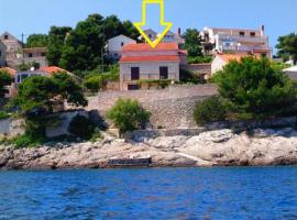 Apartments and rooms Ref - 20 m from sea, guest house in Sumartin