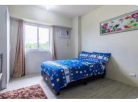 Mangangpico에 위치한 호텔 Staycation condo with pool near SM Tungko, Bulacan