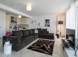 LUXURY PENTHOUSE APARTMENT WITH 3 Balconies -2 BEDROOMS -PETRUS VIEW & PARKING, hotel de lujo en Luxemburgo