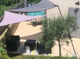 Villa Provence climatisée, jardin, piscine privée chauffée, Wifi、Saint-Laurent-de-Carnolsのバケーションレンタル