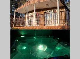 Cosy Woodlands Lodge with Hot Tub, Decking & Garden, holiday rental in Beattock