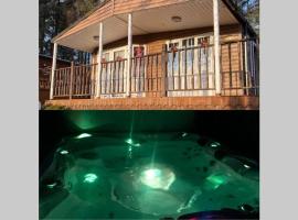 Beattock에 위치한 가족 호텔 Cosy Woodlands Lodge with Hot Tub, Decking & Garden