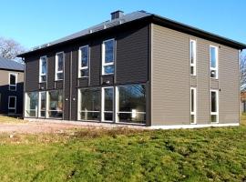 Saxnäs Ferieboende L Jan, hotel in Färjestaden