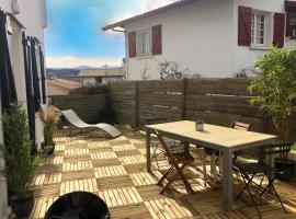 Charming Flat With Terrace 500m From The Beach, vacation home in Bidart