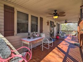 Nature Escape in Wytheville with Covered Porch!, cabana o cottage a Wytheville