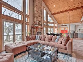Private Dock Waterfront Gem on Lake of the Ozarks, hotel v destinaci Roach