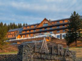 Grandhotel Tatra, hotel cerca de Dětský vlek III, Velké Karlovice