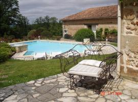 Gîte 4 personnes situé aux portes du Périgord, Hotel in Saint-Adjutory