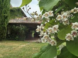 Maison de charme confortable au cœur de la nature, vacation home in Saint-André-de-Double