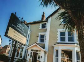 Lansdowne House with Private Car Park, hotel em Llandudno