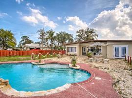 Cozy Melbourne Home with Deck and Pool 5 Mi to Beach! โรงแรมในเมลเบิร์น