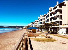 Apto a beira mar com churrasq privativa em Itapema, alquiler vacacional en la playa en Meia Praia