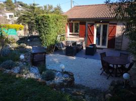 Jolie petite Maison de Charme dans quartier boisé, holiday home in Vallauris