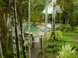 Reef Terraces on St Crispins, hotel a prop de Rainforest Habitat Wildlife Sanctuary, a Port Douglas