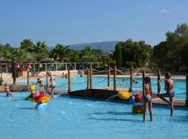 Luxe chalet voor 5 personen op Camping Leï Suves - JoyCasa, hotel v destinaci Roquebrune-sur Argens