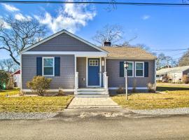 Updated Buzzards Bay Beach Cottage Walk to Shore! ค็อทเทจในBuzzards Bay