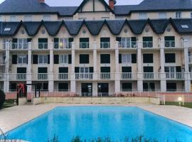 Appartement rez-de- chaussée sur le port wi-fi 4G, ξενοδοχείο με πισίνα σε Dives-sur-Mer