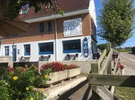 H.A.N.D Surf Hostel
