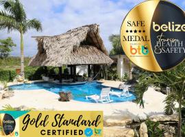 The GECKO BUNGALOW**Beautiful POOL**Free Airport Shuttle, hotel u gradu Belize Siti