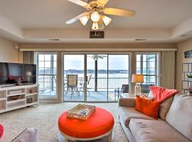 Lake Ozark Waterfront Condo with Access to 2 Pools, apartment in Lake Ozark