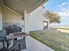 Airy Lake Livingston Townhome with Shared Pool!, vacation home in Livingston