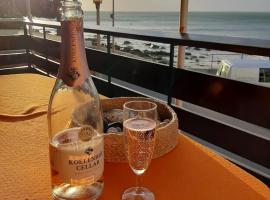 Bikini Beach Holiday Home, vacation home in Gordonʼs Bay