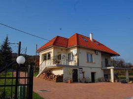 Holiday home in Balatonalmadi 38980, villa sihtkohas Balatonalmádi