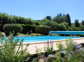 Cosy holiday home with garden, hotel em Dun-les-Places