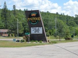 Pinewood Inn, motel americano em Barrys Bay