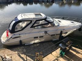 ENTIRE LUXURY MOTOR YACHT 70sqm - Oyster Fund - 2 double bedrooms both en-suite - HEATING sleeps up to 4 people - moored on our Private Island - Legoland 8min WINDSOR THORPE PARK 8min ASCOT RACES Heathrow WENTWORTH LONDON Lapland UK Royal Holloway, båt i Egham