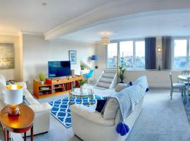 Scarborough-Penthouse, with private balcony, lift and parking, place to stay in Scarborough